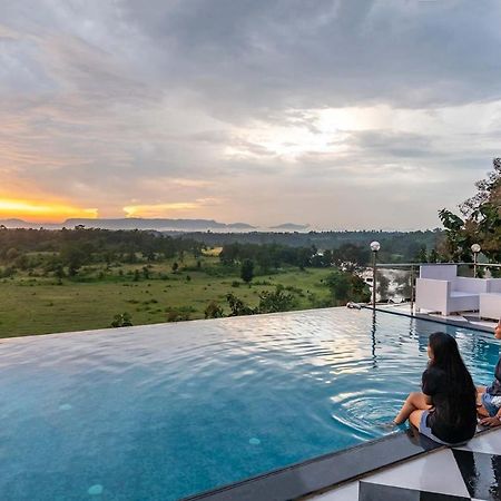 Stayvista'S Vine & Splash - Riverside Villa With An Infinity Pool And Indoor Games Karjat Bagian luar foto