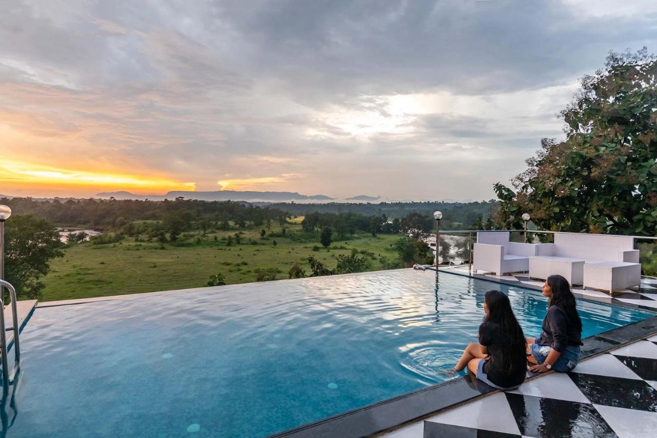 Stayvista'S Vine & Splash - Riverside Villa With An Infinity Pool And Indoor Games Karjat Bagian luar foto