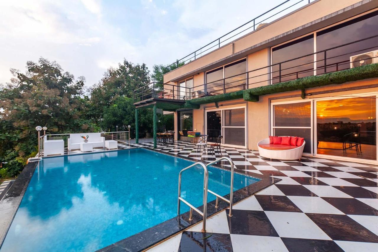 Stayvista'S Vine & Splash - Riverside Villa With An Infinity Pool And Indoor Games Karjat Bagian luar foto