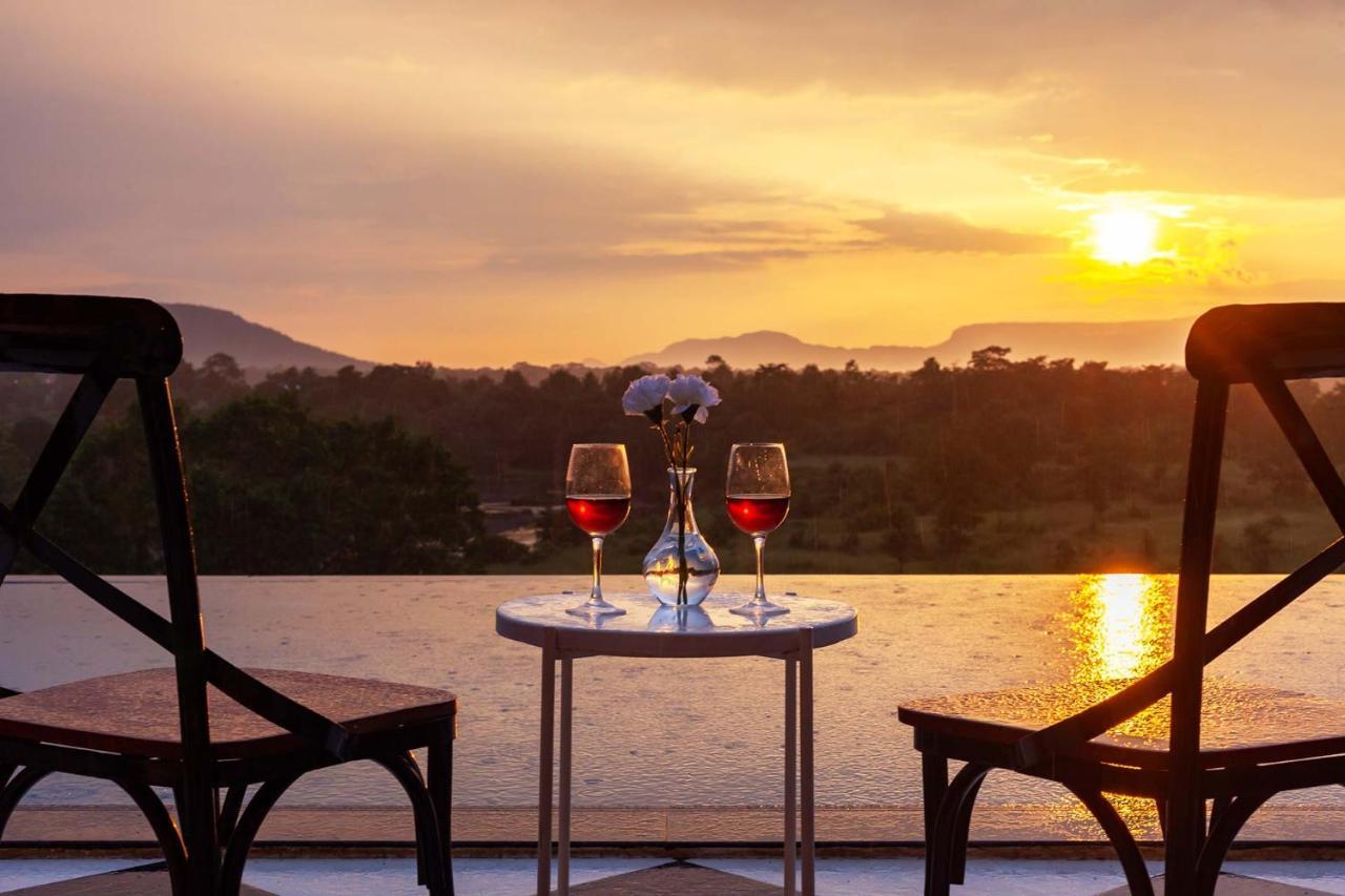 Stayvista'S Vine & Splash - Riverside Villa With An Infinity Pool And Indoor Games Karjat Bagian luar foto