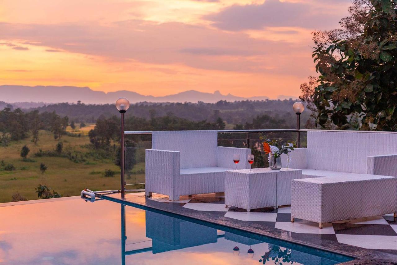 Stayvista'S Vine & Splash - Riverside Villa With An Infinity Pool And Indoor Games Karjat Bagian luar foto