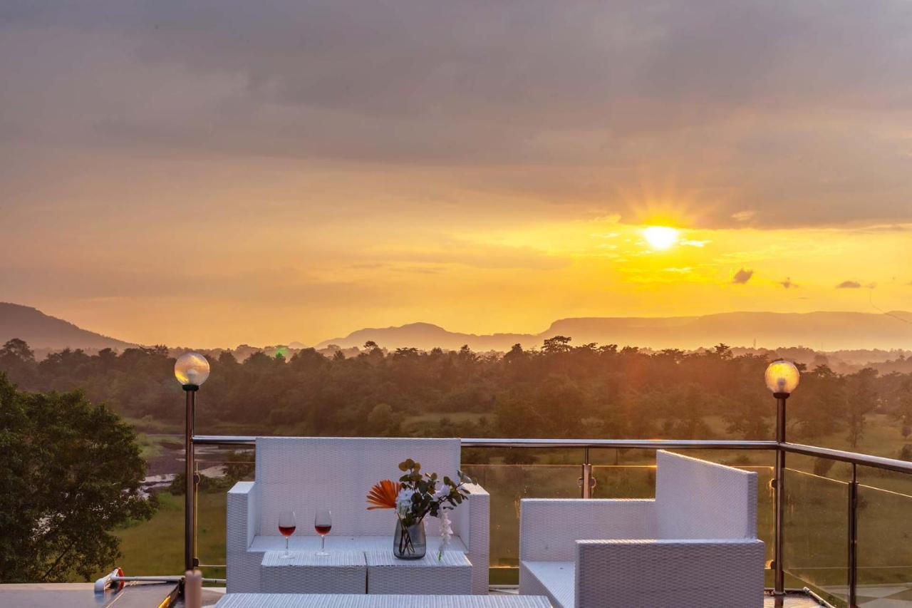 Stayvista'S Vine & Splash - Riverside Villa With An Infinity Pool And Indoor Games Karjat Bagian luar foto