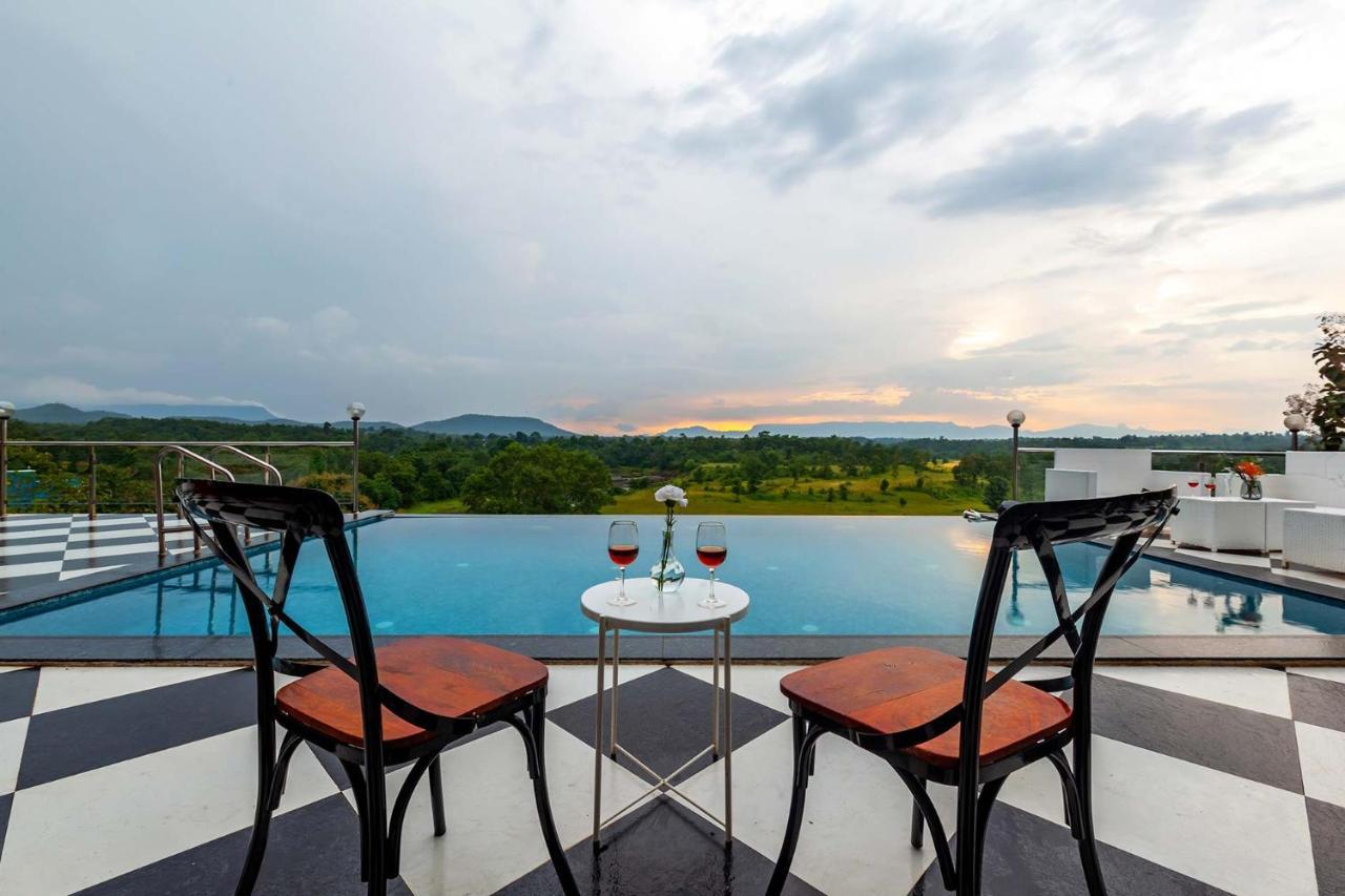 Stayvista'S Vine & Splash - Riverside Villa With An Infinity Pool And Indoor Games Karjat Bagian luar foto