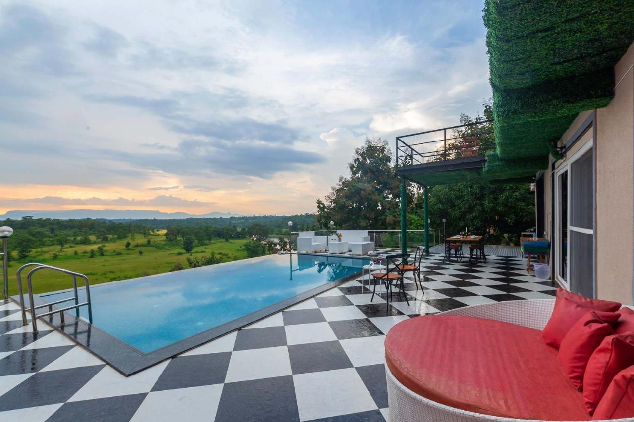 Stayvista'S Vine & Splash - Riverside Villa With An Infinity Pool And Indoor Games Karjat Bagian luar foto
