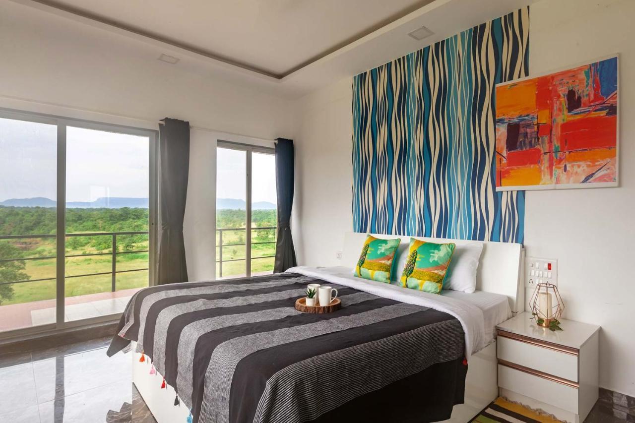 Stayvista'S Vine & Splash - Riverside Villa With An Infinity Pool And Indoor Games Karjat Bagian luar foto