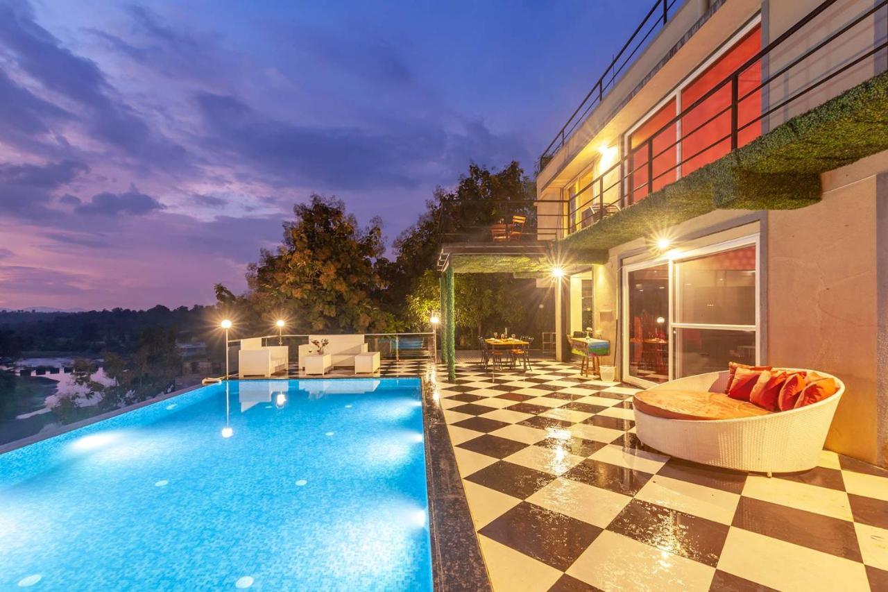 Stayvista'S Vine & Splash - Riverside Villa With An Infinity Pool And Indoor Games Karjat Bagian luar foto