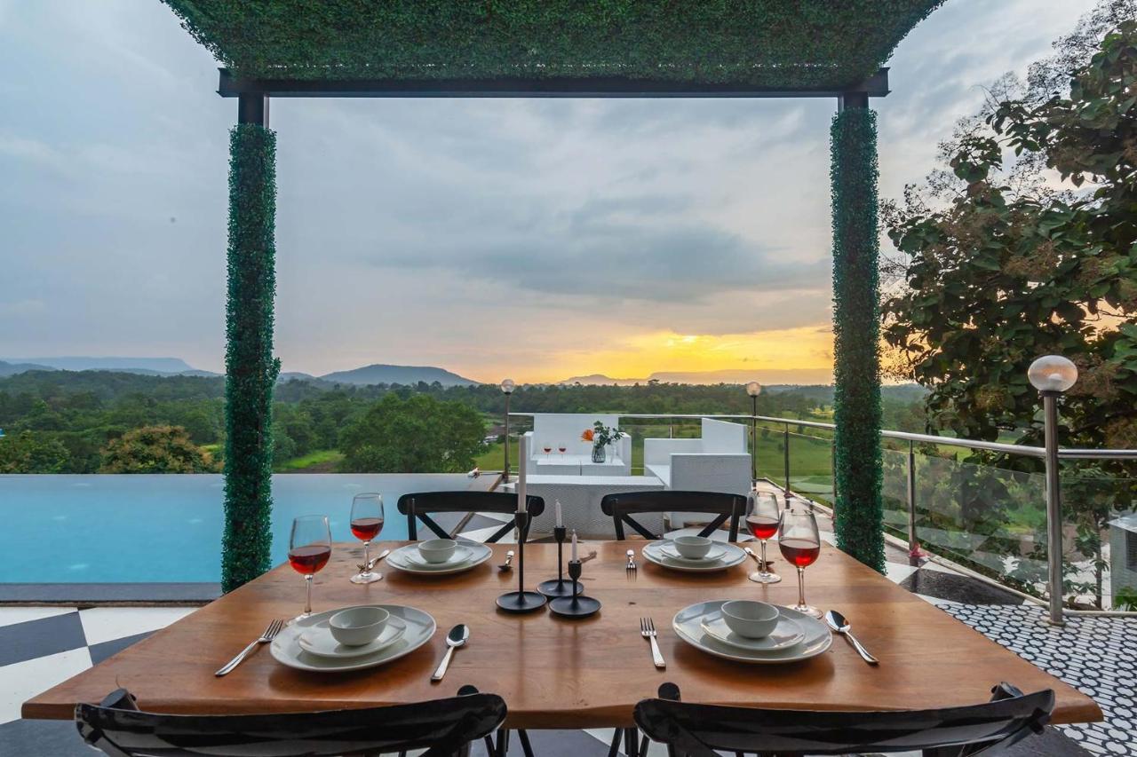 Stayvista'S Vine & Splash - Riverside Villa With An Infinity Pool And Indoor Games Karjat Bagian luar foto