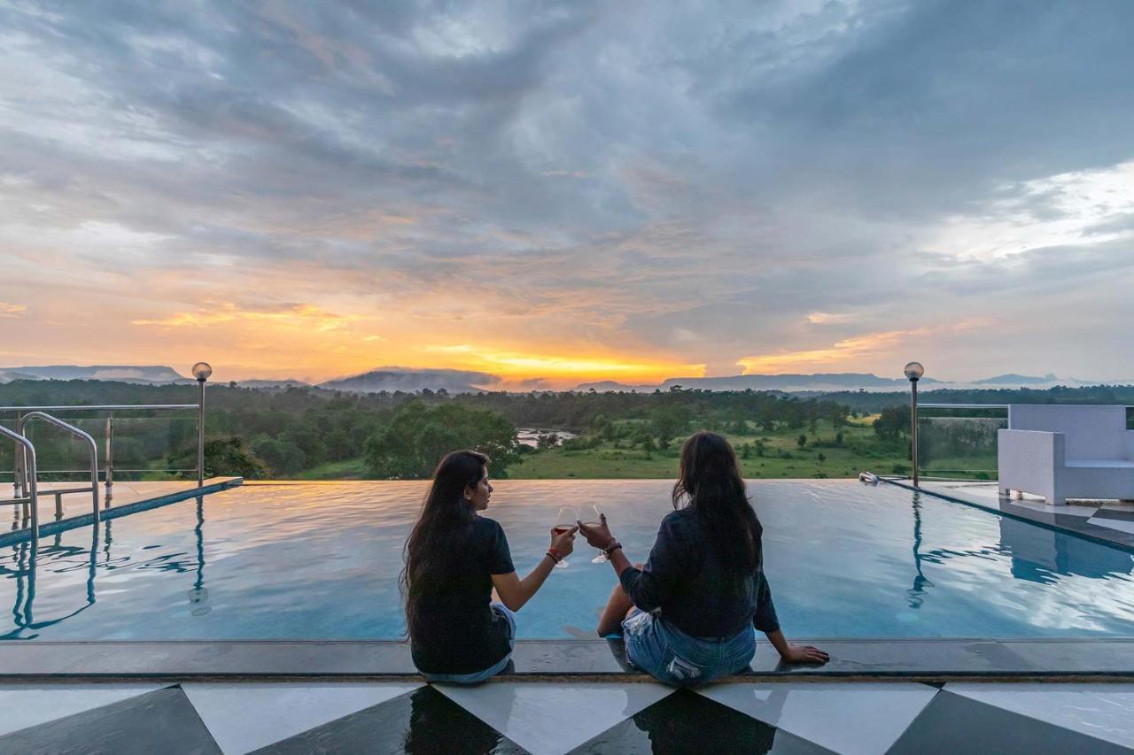 Stayvista'S Vine & Splash - Riverside Villa With An Infinity Pool And Indoor Games Karjat Bagian luar foto
