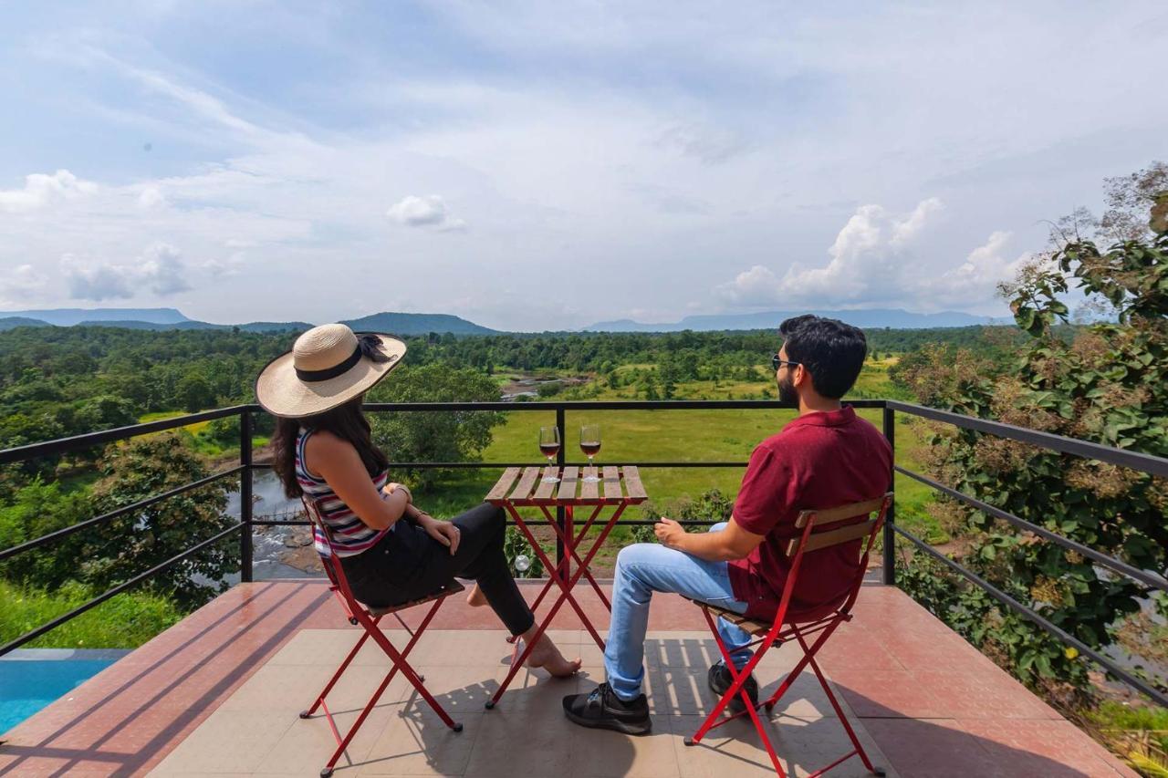 Stayvista'S Vine & Splash - Riverside Villa With An Infinity Pool And Indoor Games Karjat Bagian luar foto
